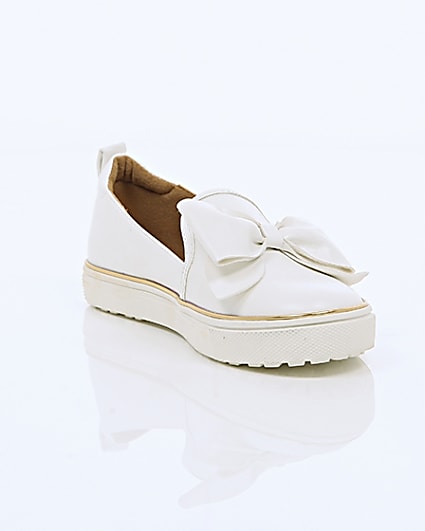 360 degree animation of product Girls white bow plimsolls frame-6