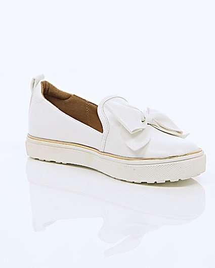 360 degree animation of product Girls white bow plimsolls frame-7