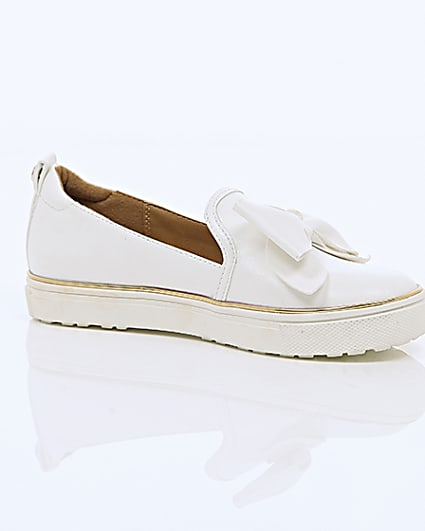 360 degree animation of product Girls white bow plimsolls frame-8
