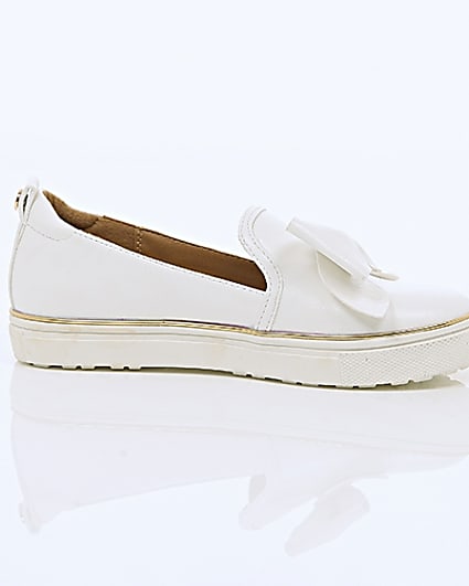 360 degree animation of product Girls white bow plimsolls frame-9