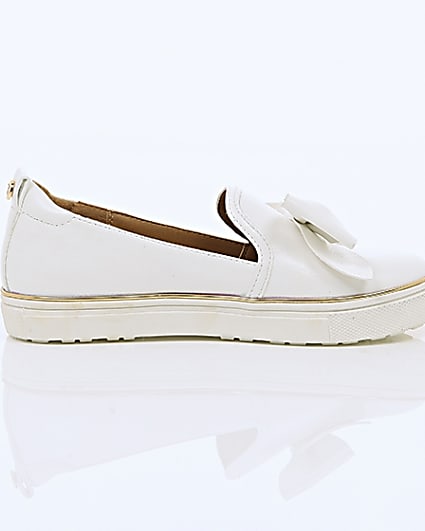360 degree animation of product Girls white bow plimsolls frame-10