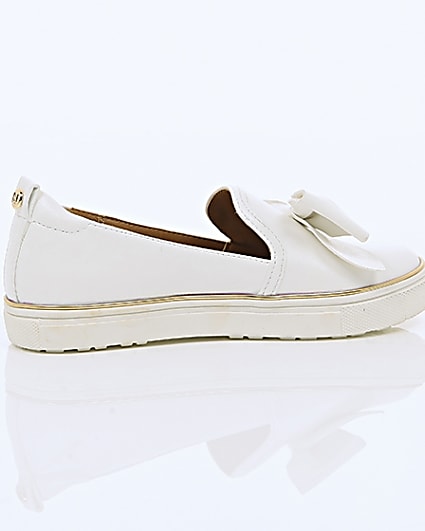 360 degree animation of product Girls white bow plimsolls frame-11