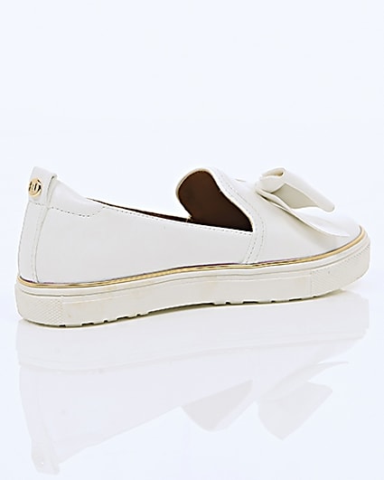 360 degree animation of product Girls white bow plimsolls frame-12