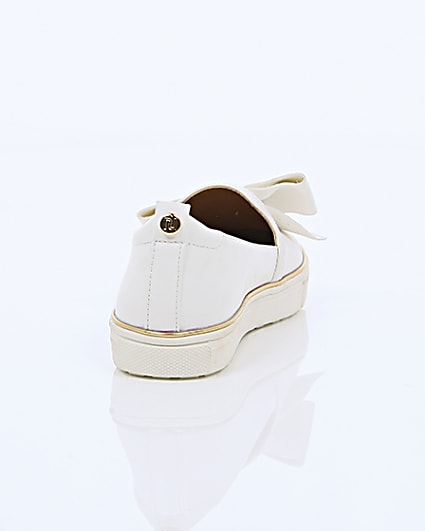 360 degree animation of product Girls white bow plimsolls frame-15