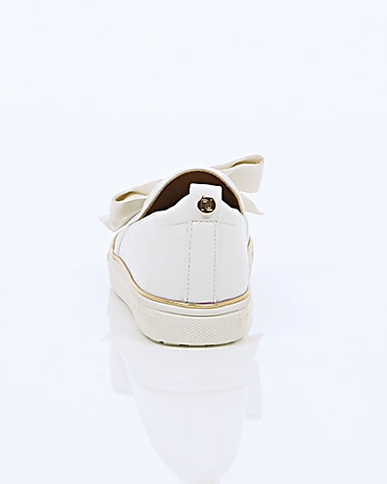 360 degree animation of product Girls white bow plimsolls frame-16