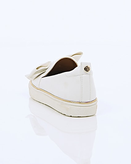 360 degree animation of product Girls white bow plimsolls frame-17