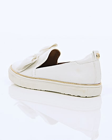 360 degree animation of product Girls white bow plimsolls frame-19