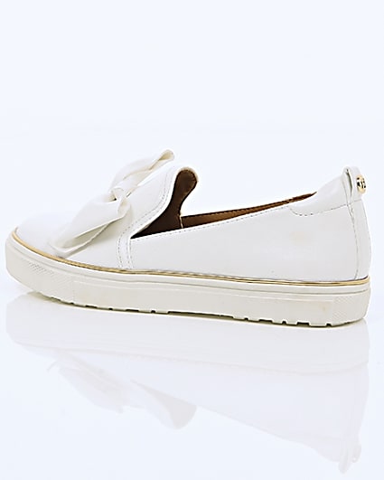 360 degree animation of product Girls white bow plimsolls frame-20