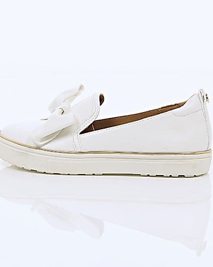 360 degree animation of product Girls white bow plimsolls frame-21