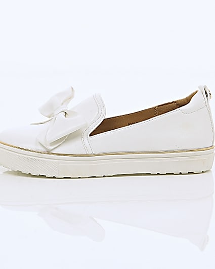 360 degree animation of product Girls white bow plimsolls frame-22