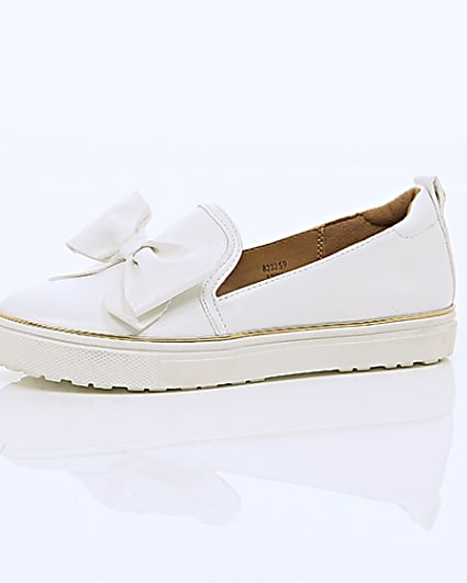 360 degree animation of product Girls white bow plimsolls frame-23