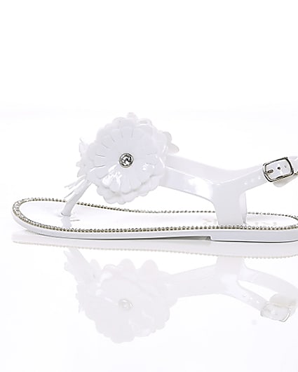 360 degree animation of product Girls white floral jelly sandals frame-21