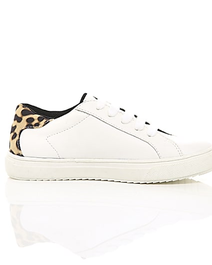 360 degree animation of product Girls white leopard print studded trainers frame-8