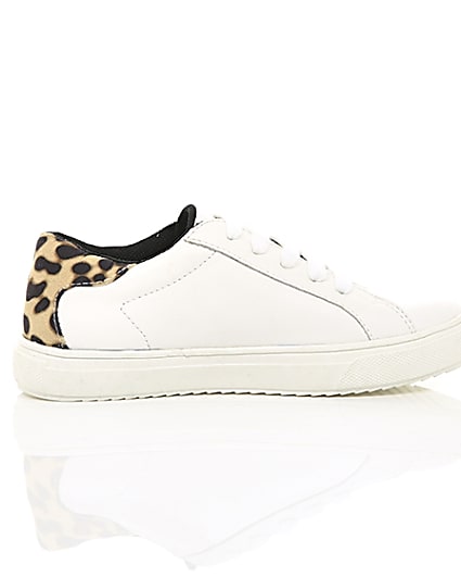 360 degree animation of product Girls white leopard print studded trainers frame-9