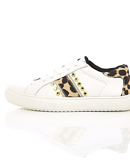 360 degree animation of product Girls white leopard print studded trainers frame-20