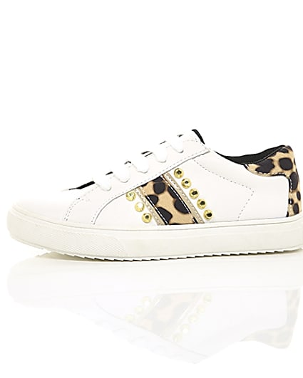 360 degree animation of product Girls white leopard print studded trainers frame-21