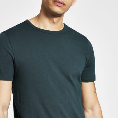 muscle fit curved hem t shirt