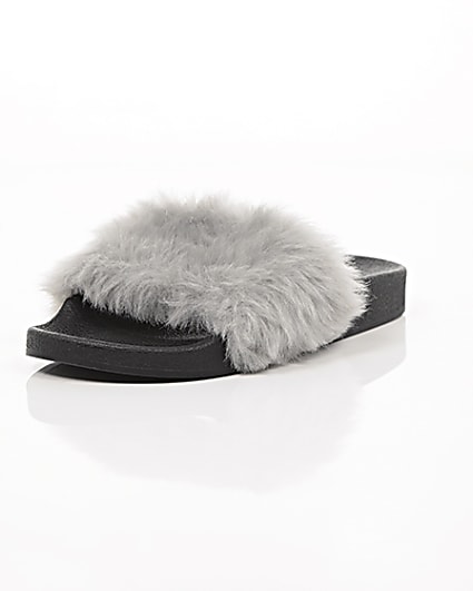 360 degree animation of product Grey faux fur sliders frame-1