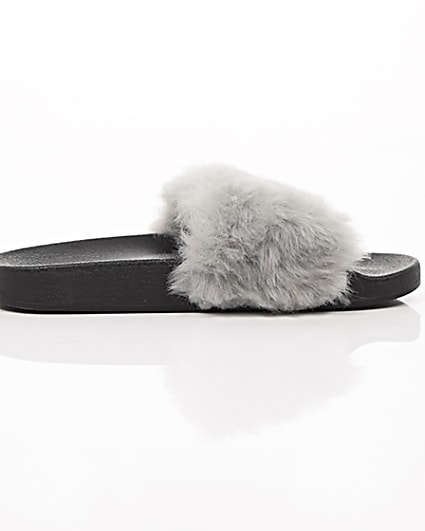360 degree animation of product Grey faux fur sliders frame-10