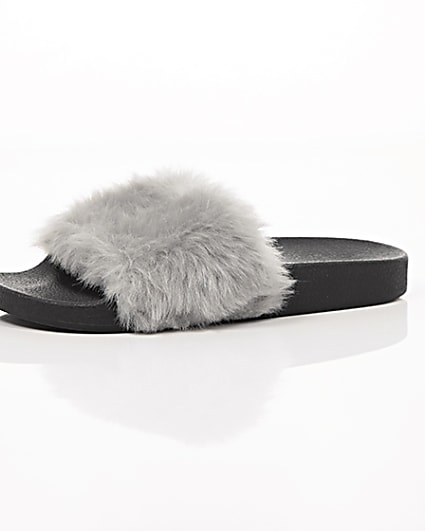 360 degree animation of product Grey faux fur sliders frame-23