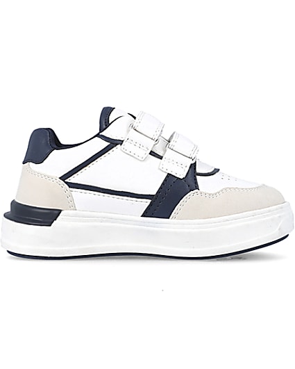 360 degree animation of product Mini boys white panelled trainers frame-15
