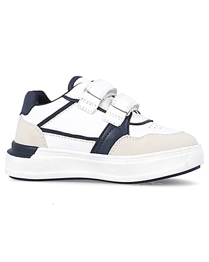 360 degree animation of product Mini boys white panelled trainers frame-16