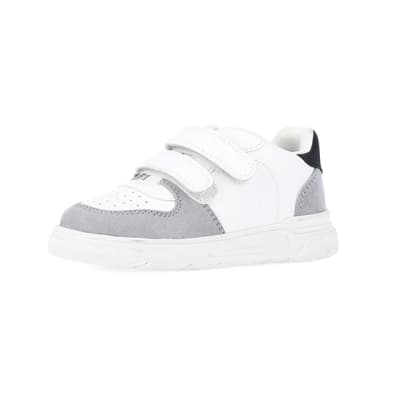 360 degree animation of product Mini boys white Pu colour block trainers frame-1