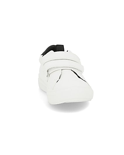 360 degree animation of product Mini boys white RI crest velcro trainers frame-23