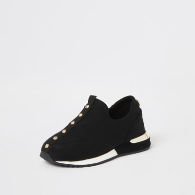 girls pull on trainers