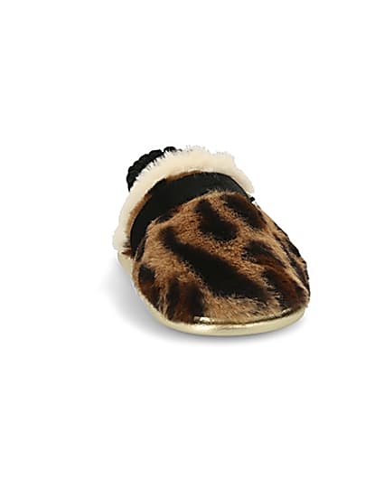 360 degree animation of product Mini girls brown leopard faux fur slippers frame-20
