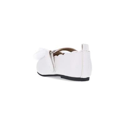 360 degree animation of product mINI gIRLS Cream Bow Trim Ballerina Shoes frame-7