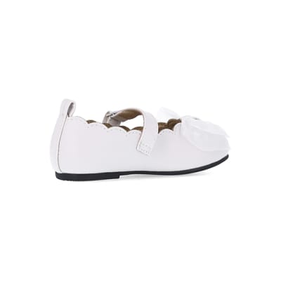 360 degree animation of product mINI gIRLS Cream Bow Trim Ballerina Shoes frame-13