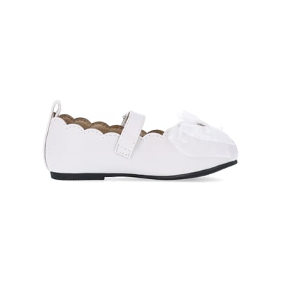 360 degree animation of product mINI gIRLS Cream Bow Trim Ballerina Shoes frame-15