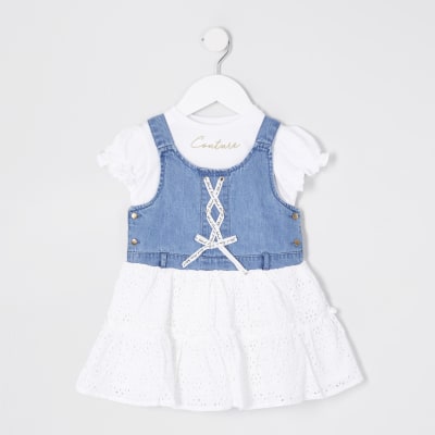 denim pinafore dress outfit