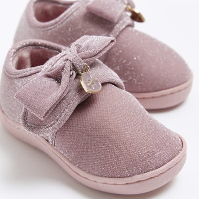 Mini girls pink shimmer velcro bow slippers River Island