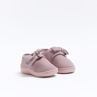 Mini girls pink shimmer velcro bow slippers River Island