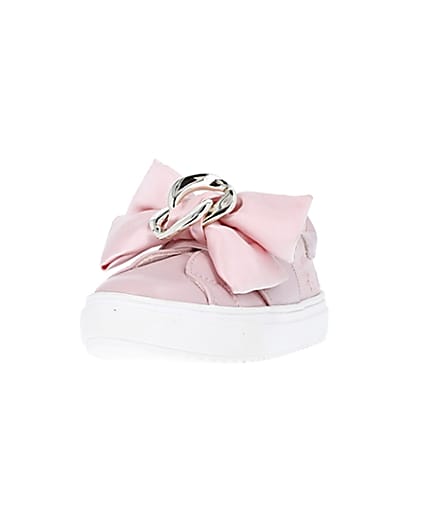 360 degree animation of product Mini girls pink velcro satin bow trainers frame-23