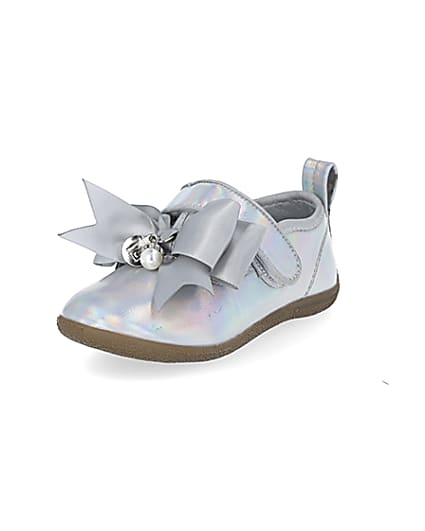 360 degree animation of product Mini girls silver tone metallic bow shoes frame-0