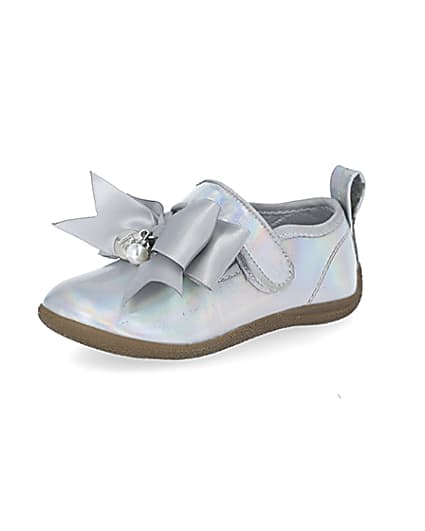 360 degree animation of product Mini girls silver tone metallic bow shoes frame-1