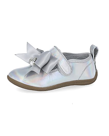 360 degree animation of product Mini girls silver tone metallic bow shoes frame-2