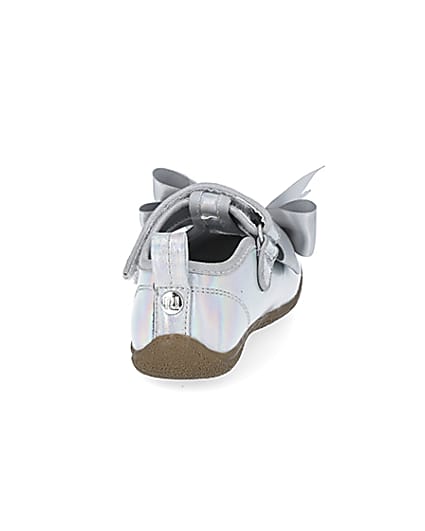 360 degree animation of product Mini girls silver tone metallic bow shoes frame-10