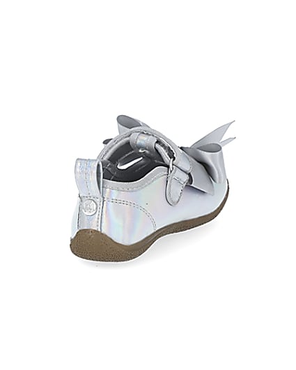 360 degree animation of product Mini girls silver tone metallic bow shoes frame-11
