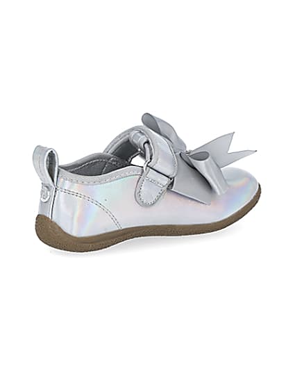 360 degree animation of product Mini girls silver tone metallic bow shoes frame-13