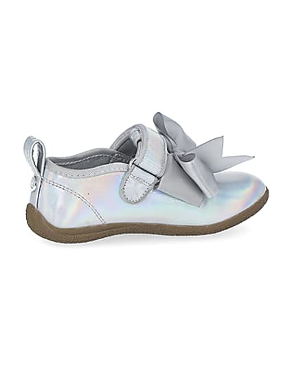 360 degree animation of product Mini girls silver tone metallic bow shoes frame-14
