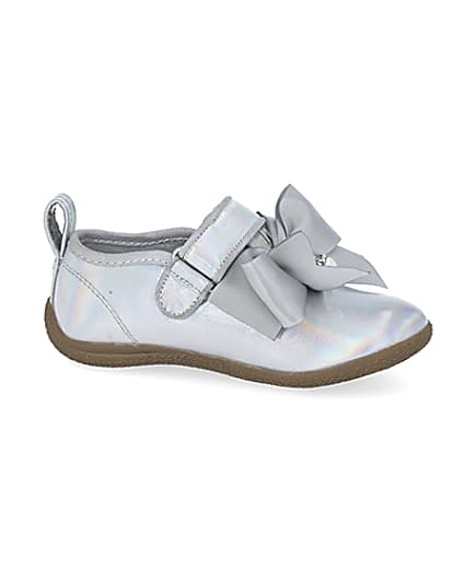 360 degree animation of product Mini girls silver tone metallic bow shoes frame-16