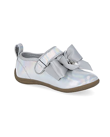 360 degree animation of product Mini girls silver tone metallic bow shoes frame-17
