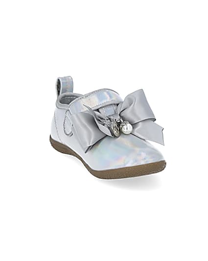 360 degree animation of product Mini girls silver tone metallic bow shoes frame-19