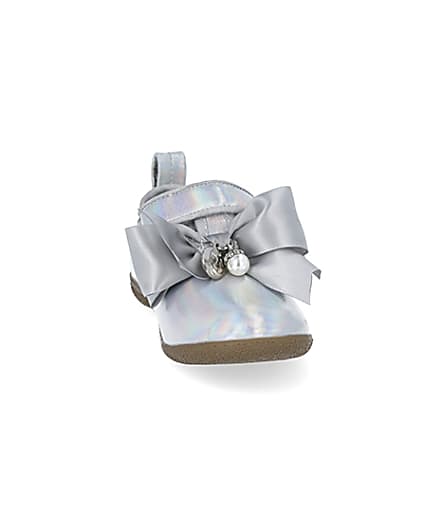 360 degree animation of product Mini girls silver tone metallic bow shoes frame-20