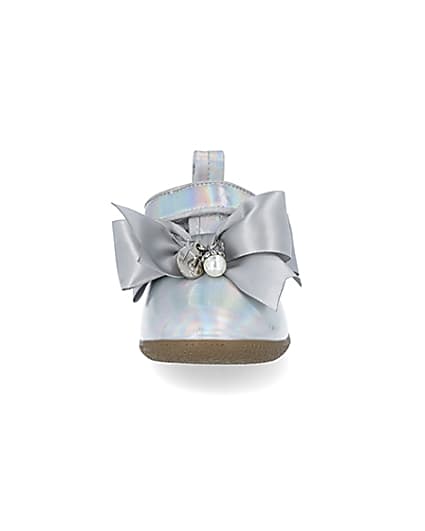 360 degree animation of product Mini girls silver tone metallic bow shoes frame-21