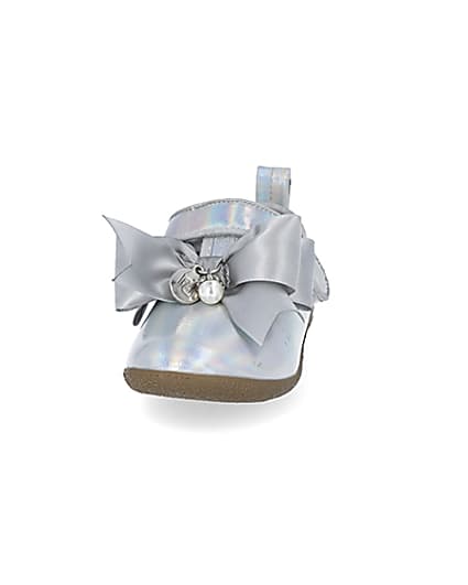 360 degree animation of product Mini girls silver tone metallic bow shoes frame-22